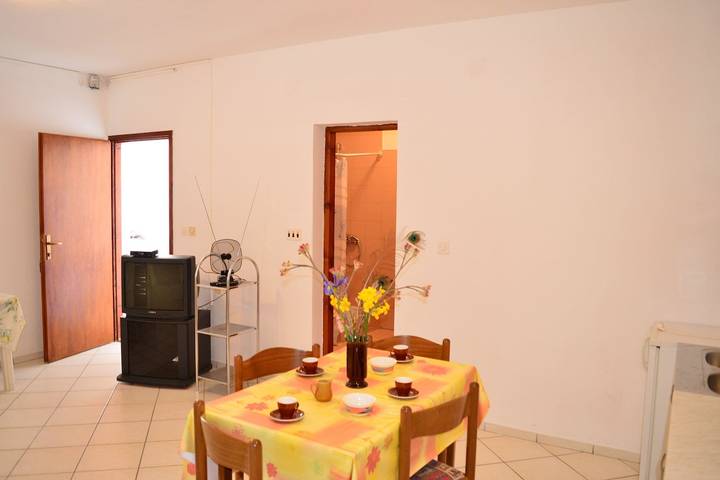 Ganze Wohnung, Wohnung Desni mit Balkon in der Nähe des Meeres in Pakostane, Zadar