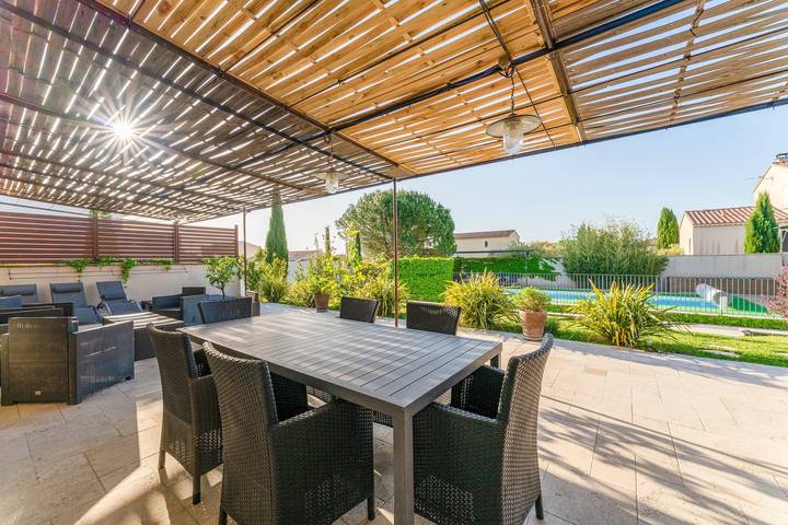 Vakantiehuis 'Gîte Genêt - Villa Cassandra' met gedeeld zwembad, wifi en airco in Tavel, Nimes en omgeving
