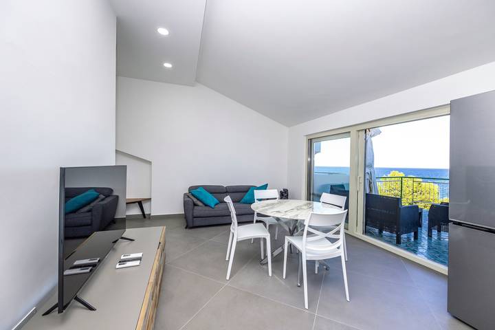 Entire apartment, Apartment 'Seaview' with Sea View, Wi-Fi and Air Conditioning in Marina di Patti, Patti