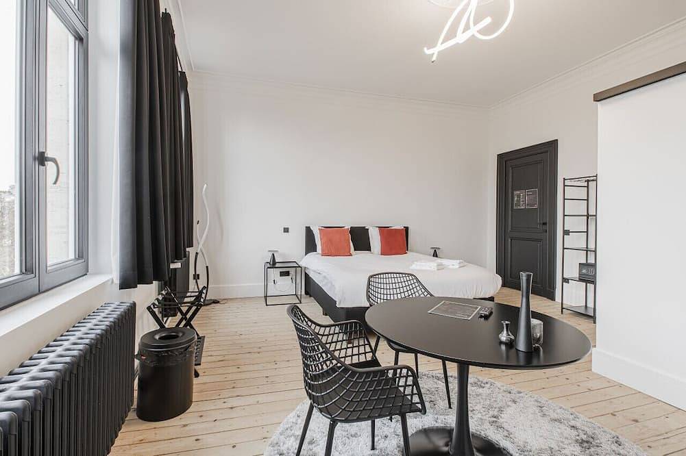Entire apartment, Elegant room with private bathroom in historic house - city center in Bruges, West Flanders