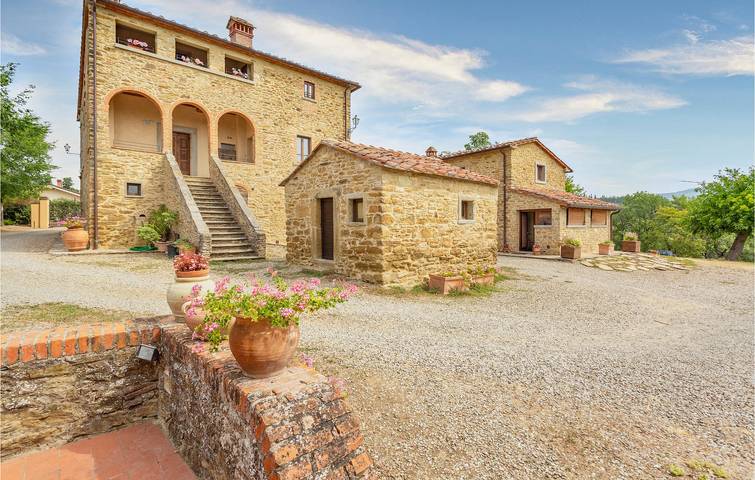 Gîte pour 8 personnes, avec jardin ainsi que piscine et terrasse, adapté aux familles à Arezzo - 3