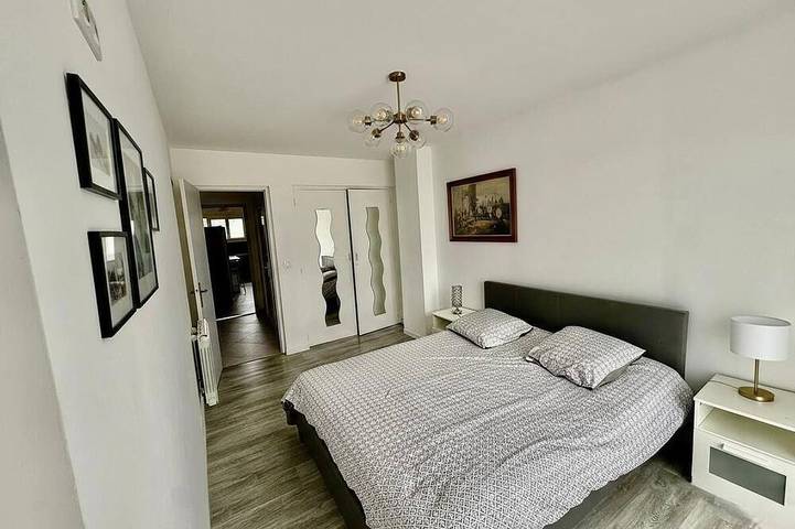 Entire apartment, 4-Bedroom Apartment, 130 m², for Rehabilitation/Vacation Use in Balaruc-le-Vieux, Mediterranean Coast (France)