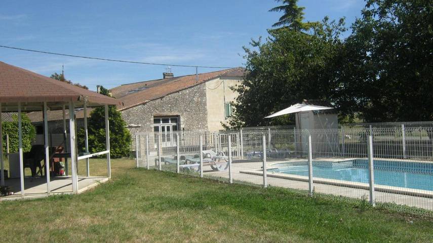 Location de vacances pour 8 personnes, avec vue et piscine, animaux acceptés à Serres-et-Montguyard