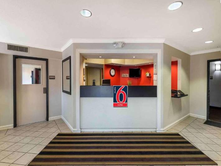 Entire apartment, 1 Queen Bed | Ada/Ri Shower, Non-Smoking, Kitchen in Eagan, Dakota County