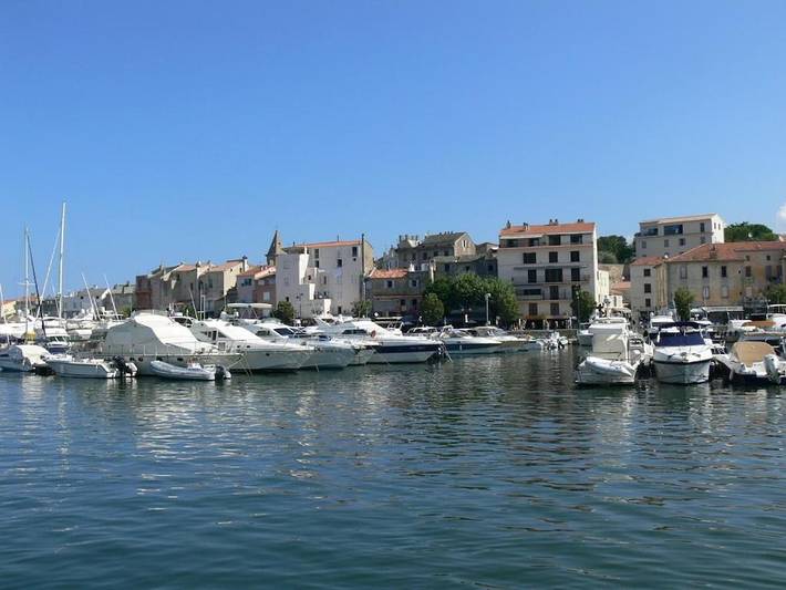 Location de vacances pour 6 personnes, avec terrasse ainsi que jardin et piscine à Venzolasca - 3