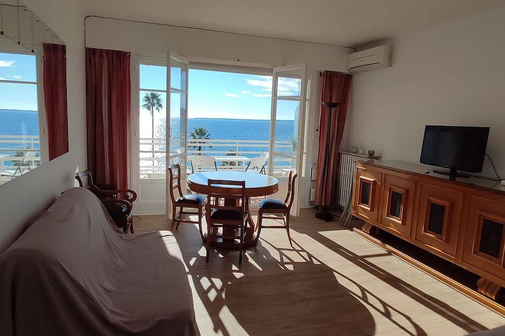 Appartement entier, Magnifique  vue  Mer Tout confort. Climatisé. 50 m de la plage. Wifi  et Freebox in Juan-les-Pins, Antibes