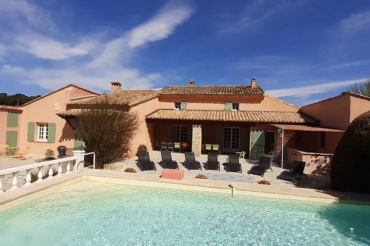 Location de vacances pour 18 personnes, avec piscine ainsi que terrasse et jardin à Roaix