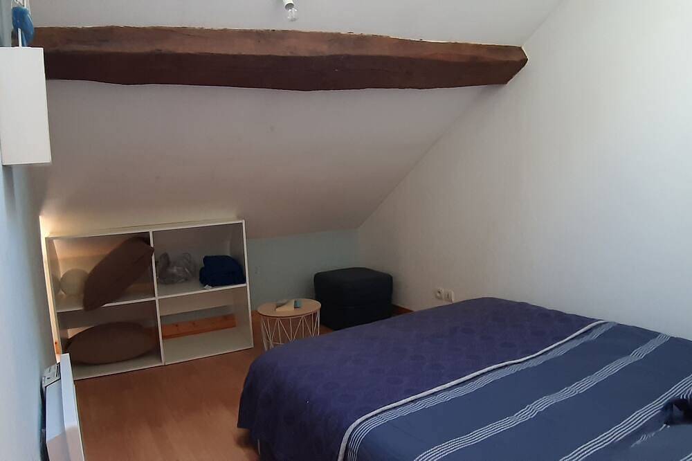 Bourg Center, Furnished Accommodation 4 People, 50 m from the communal pond in Lailly-en-Val, Sologne