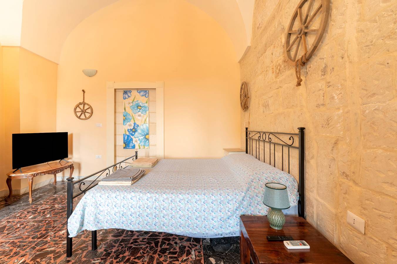 Room 'Palazzo Costantini - Anturium' with shared terrace, Wi-Fi and air conditioning in San Donato di Lecce, Lecce Province