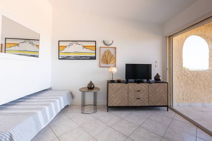 Monolocale intero, Studio 26m² “Marina di Sant Ambroggio” con vista mare, terrazza, Wi-Fi e aria condizionata in Sant Ambroggio, Lumio