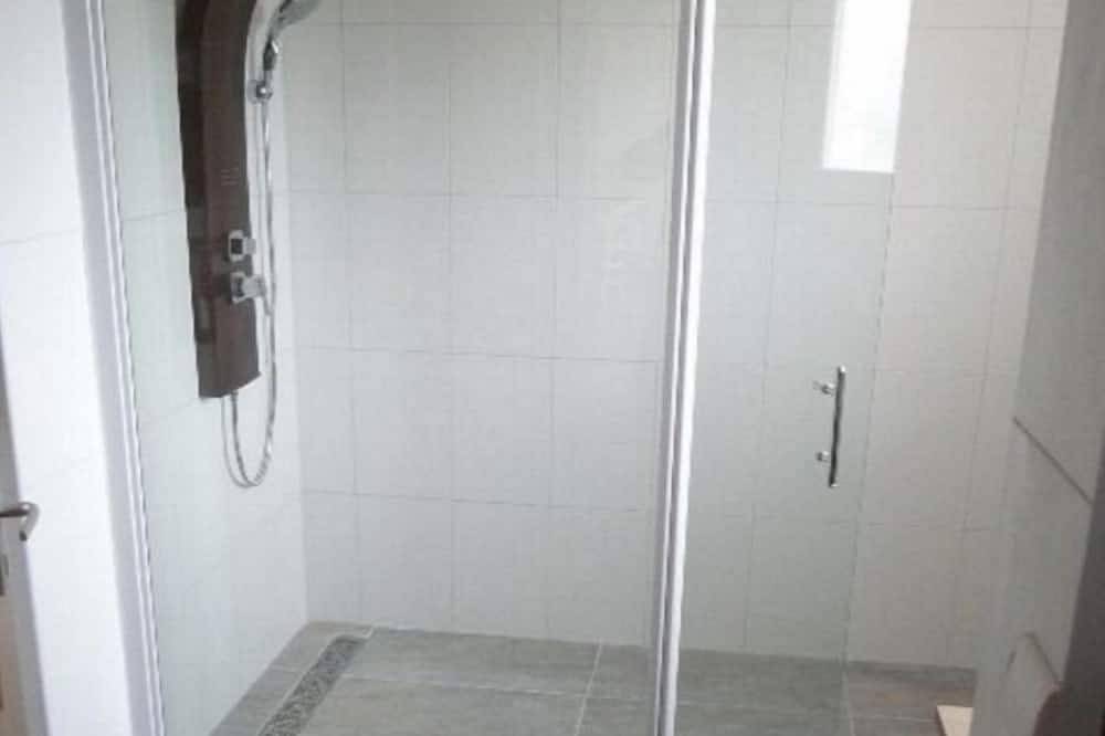 Gite with swimming pool and jacuzzi in Arles, Arles und Umgebung