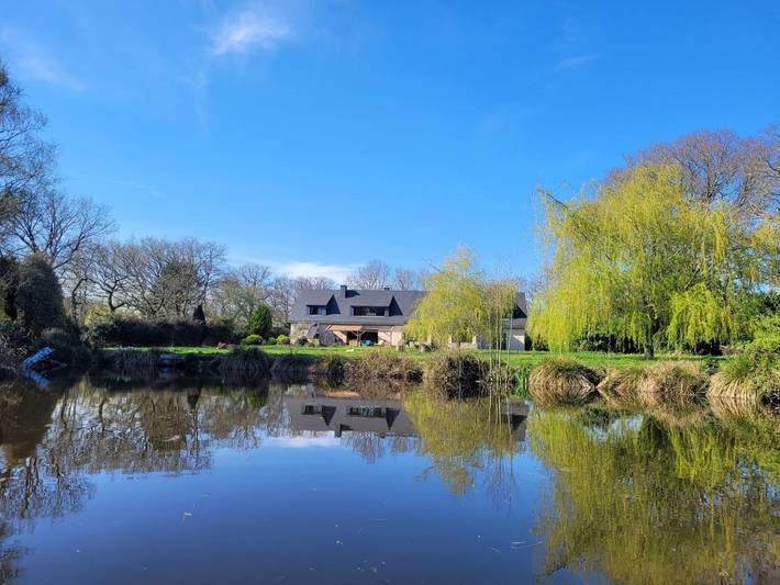 Chambre d’hôte pour 2 personnes, avec jacuzzi et piscine ainsi que jardin et sauna, adapté aux familles à Landévant