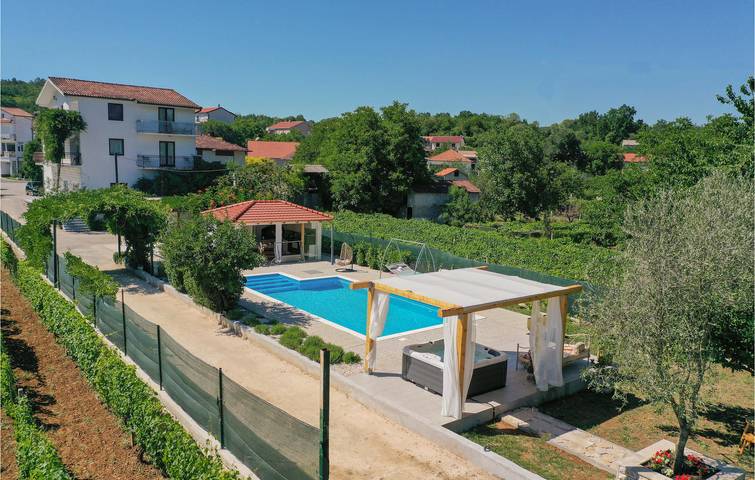 Reizendes Apartment mit einem Schlafzimmer, Pool, WLAN und Terrasse in der Nähe des Flusses Matica in Imotski, Makarska Riviera
