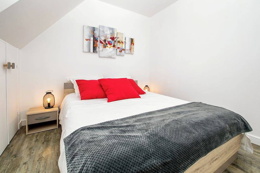 House with swimming pool - walking distance to the beach in Plouescat, Côte des Légendes