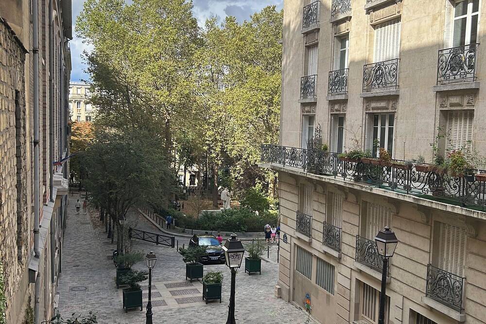 Entire apartment, Big room next to train B, 15 minutes go to center ville in Cachan, Val-de-Marne