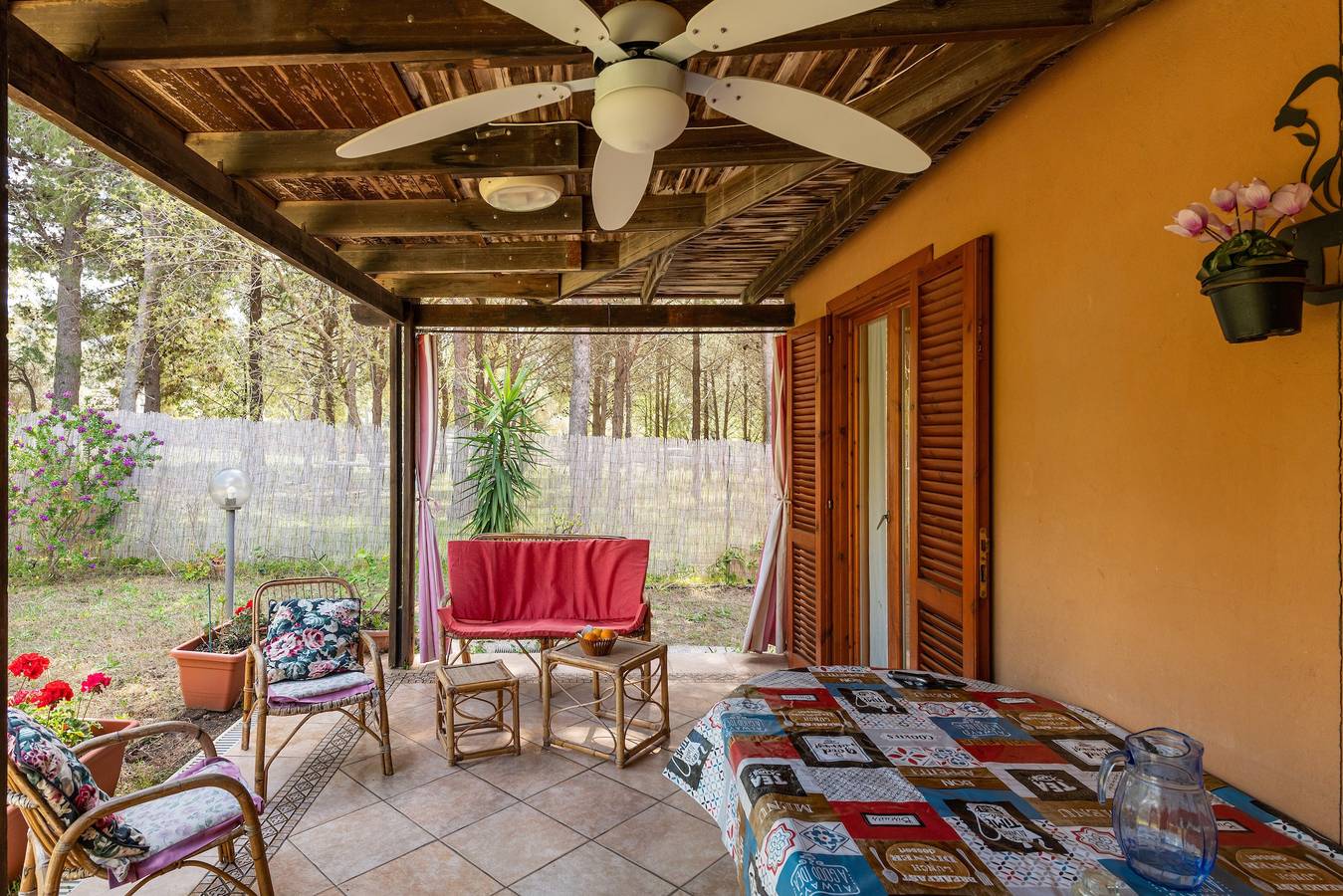 Casa vacanze Villa 'Melograno' con giardino, terrazza e barbecue - animali ammessi in Torre delle Stelle, Cagliari e Dintorni