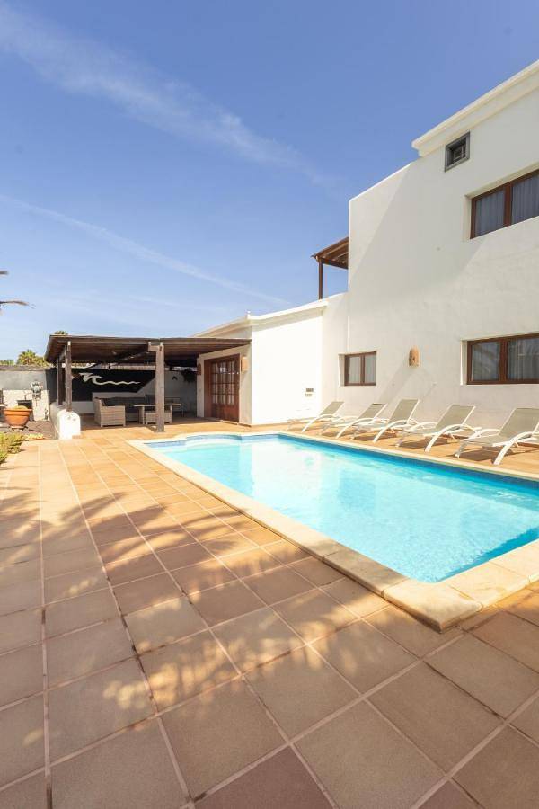 Villa for 6 people, with Balcony and Terrace as well as Garden and Pool in Faro Park