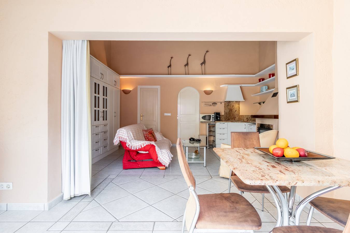 Apartamento entero, Apartamento 'Finca 9' con piscina compartida, Wi-Fi y aire acondicionado in Paichi, Teulada