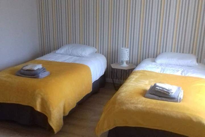 Location de vacances pour 10 personnes, avec terrasse ainsi que jardin et jacuzzi à Rety - 2