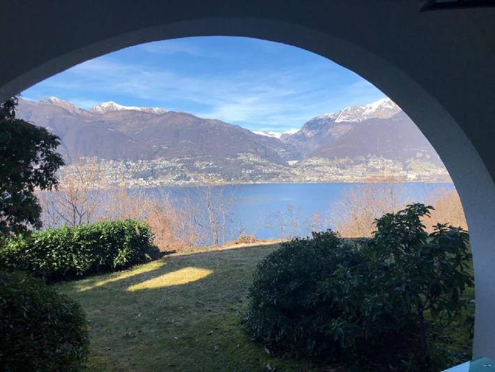 Ferienwohnung für 2 Personen, mit Terrasse und Garten sowie Pool und Seeblick