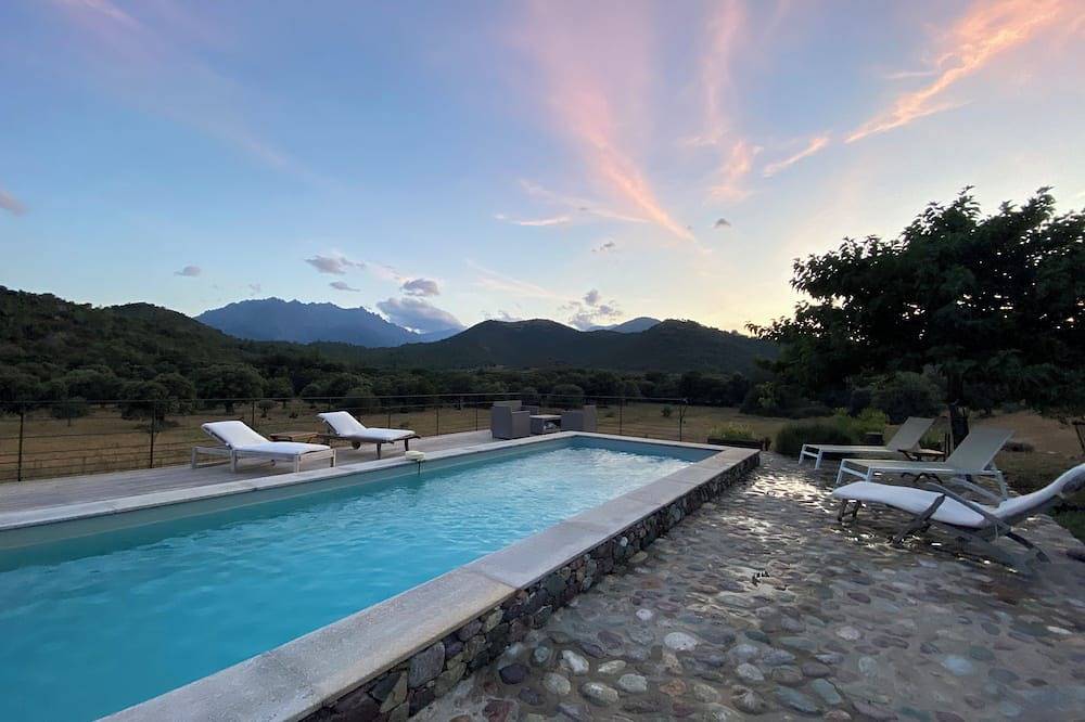Maison de charme avec piscine chauffée aux portes de la Balagne in Castifao, Parc naturel régional de Corse
