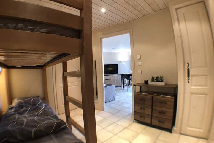 Apartamento entero, On the shores of Lake Annecy, comfortable apartment with terrace and private beach in Duingt, Bauges