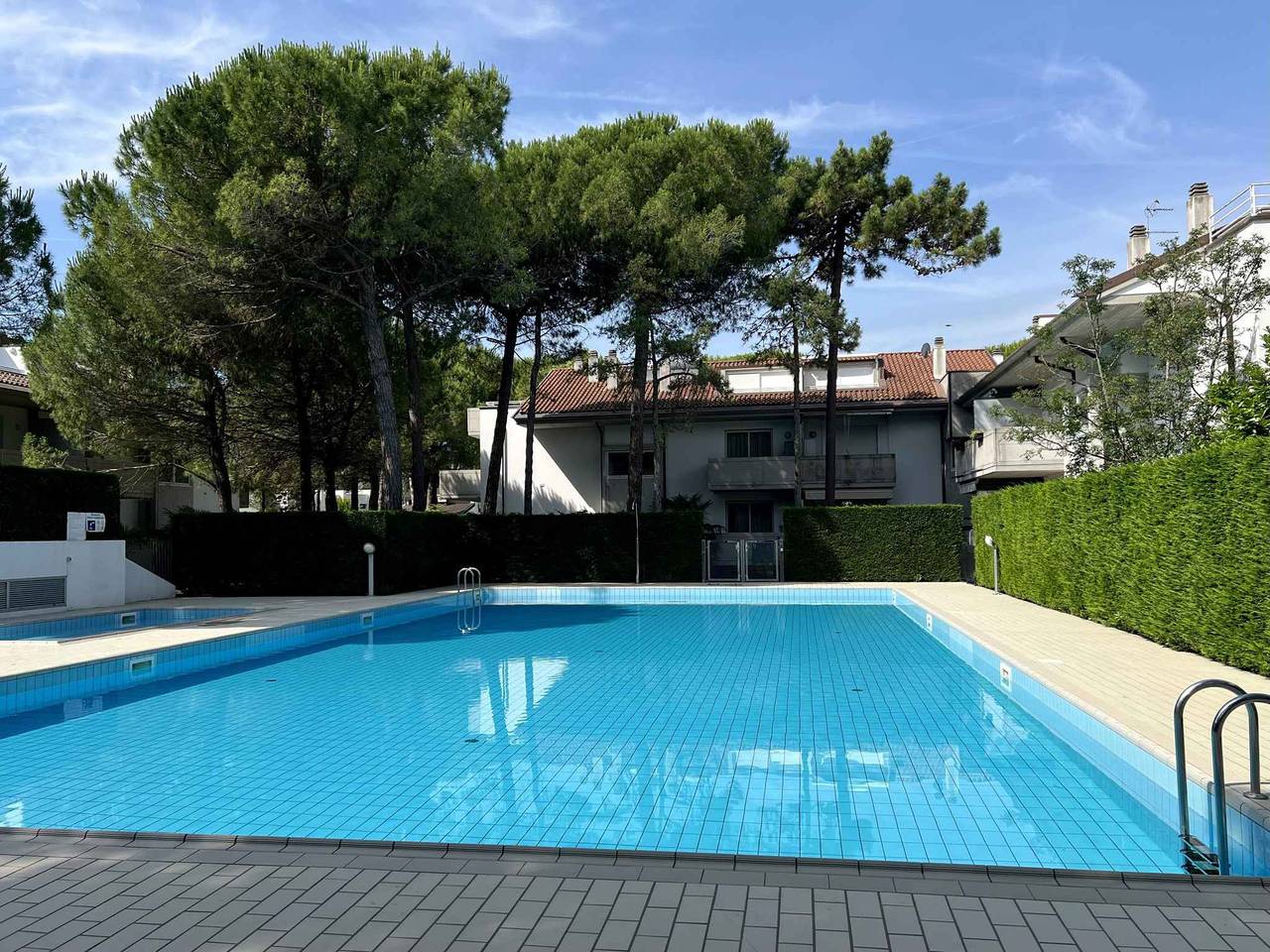 Geheel vakantieappartement, Vakantiewoning met airconditioning, balkon en zwembad  in Lignano Pineta, Lignano Sabbiadoro