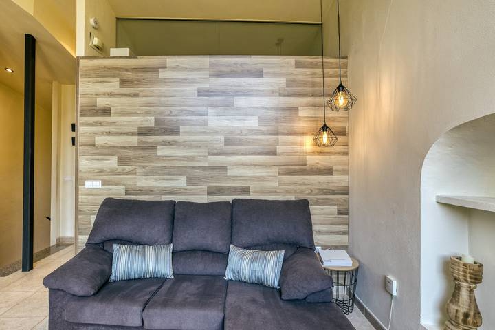 Country House 'L Heura' with Private Terrace, Wi-Fi and Air Conditioning in Navata, Upper Empordà