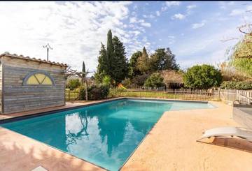 Cottage pour 12 personnes, avec piscine ainsi que balcon et jardin, adapté aux familles à Camélas
