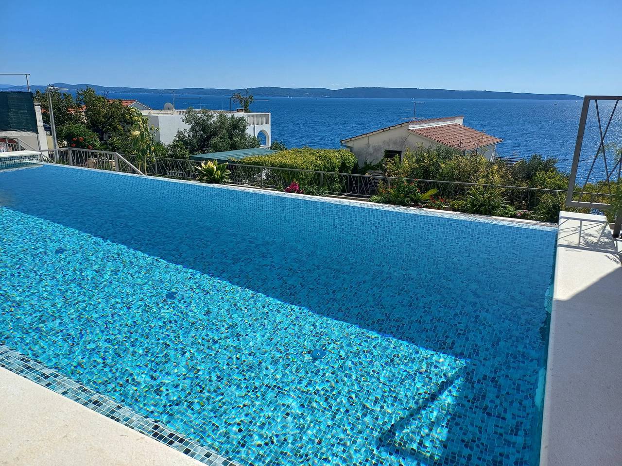 Geheel appartement, Heated infinity pool, family apartment with panoramic sea view a1 in Okrug Gornji, Čiovo