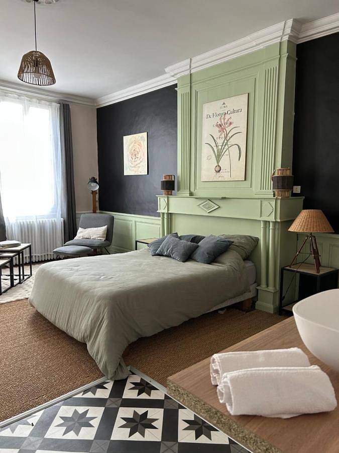 Chambre d’hôte pour 2 personnes, avec vue et jardin ainsi que terrasse et piscine, animaux acceptés