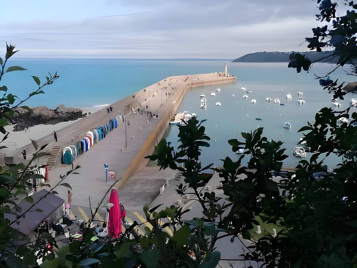 Gîte 30m De La Mer, plage en contre bas in Binic, Côte de Goëlo