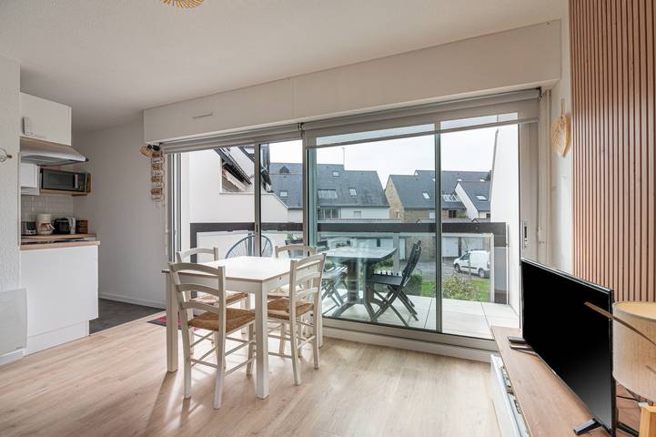 Entire apartment, Apartment 'Ty Soleil – Near the Sea' with Balcony and Wi-Fi in Carnac, Côte des Mégalithes