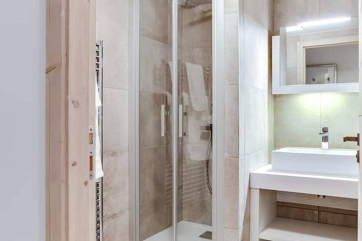 Entire apartment, Modern 3-room apartment in Courchevel with parking and wifi in Saint-Bon-Tarentaise, Massif de la Vanoise