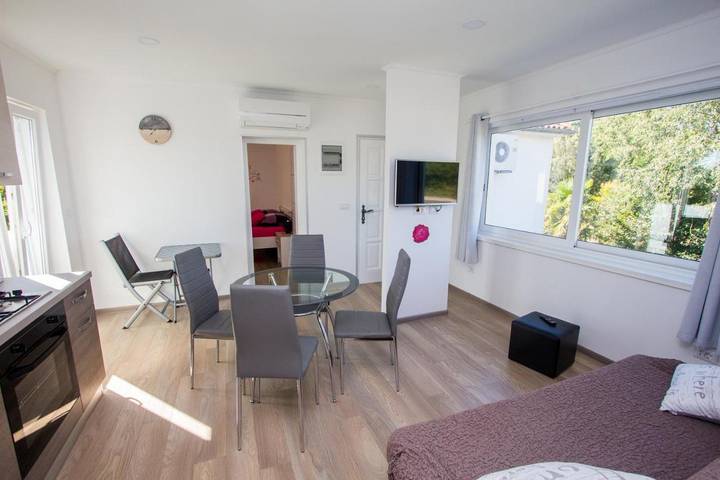 Gîte pour 4 personnes, avec vue et jardin à Tinjan