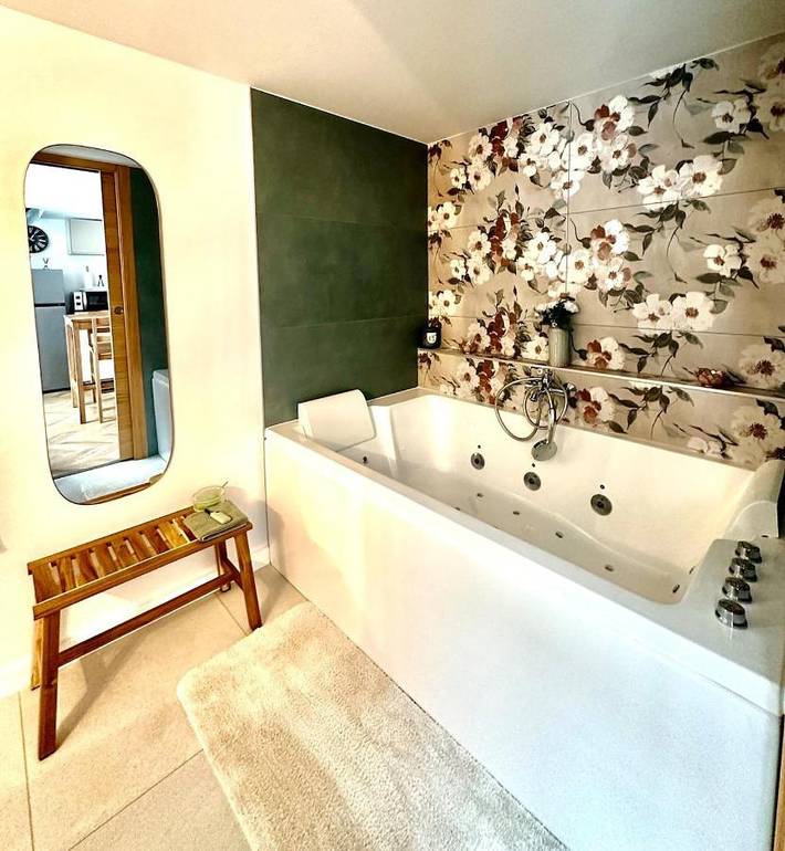Location de vacances pour 2 personnes, avec Jacuzzi et Terrasse à Cormoranche-sur-Saône