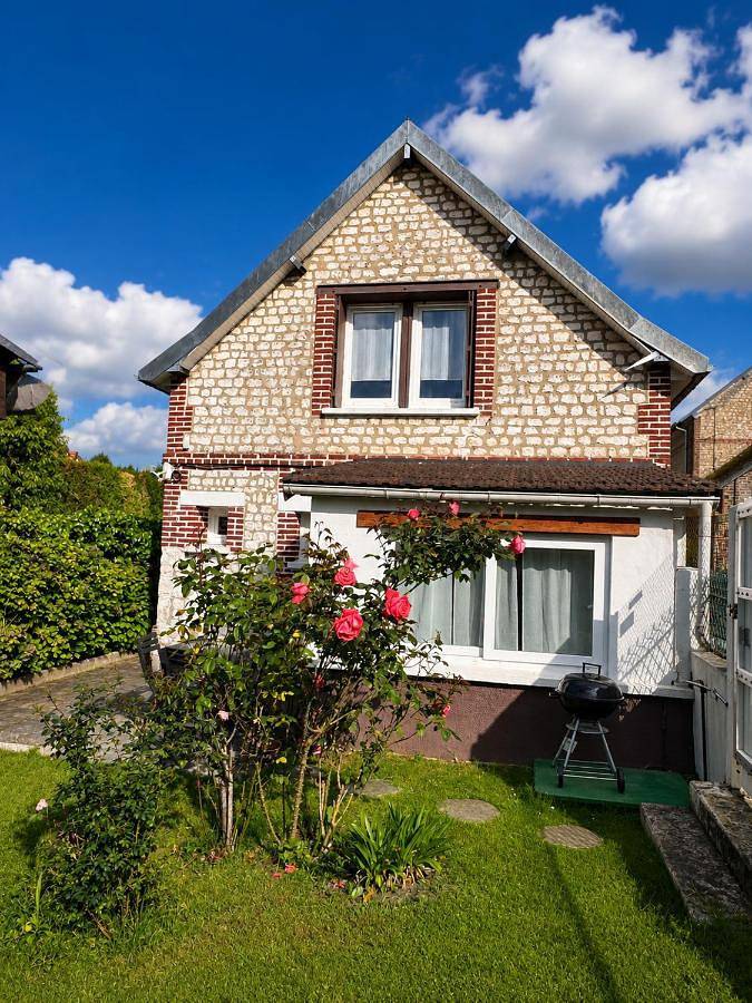 Appartement entier, Two-Bedroom Apartment in Le Vaudreuil, Région de Les Andelys