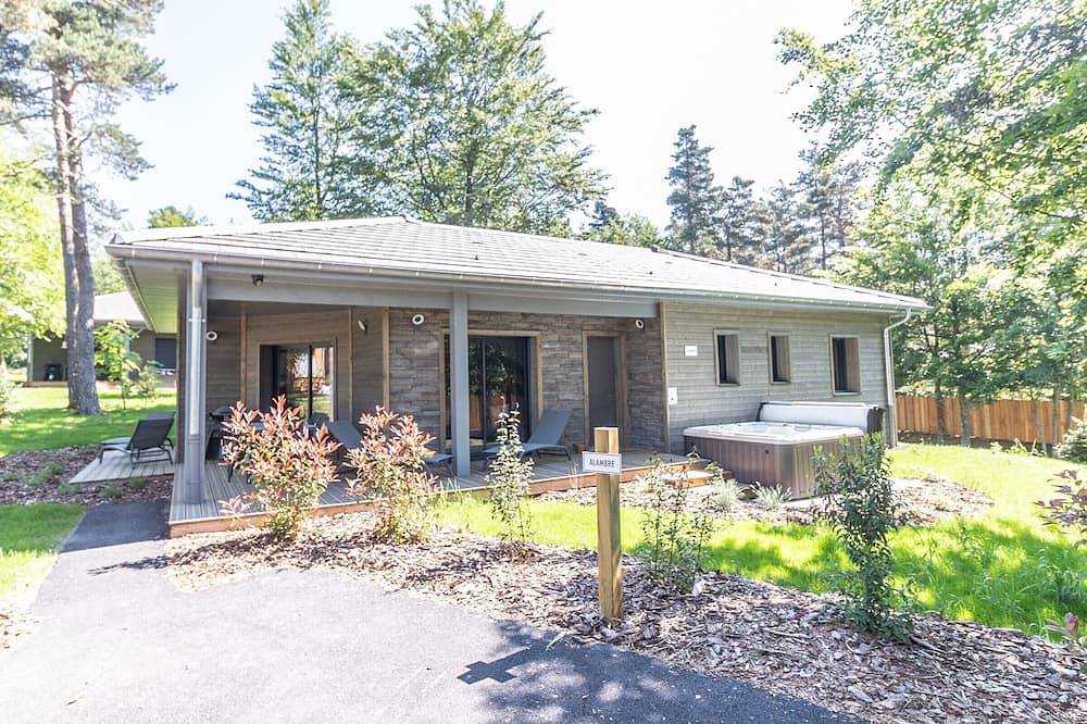 Luxurious Lodge with Private Hot Tub, Golf Access, & Family Activities in Le Chambon-sur-Lignon, Massif Central