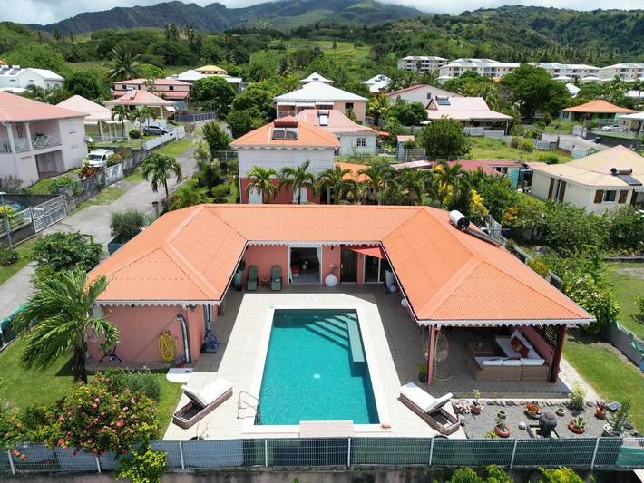 Ferienwohnung für 2 Personen, mit Ausblick und Pool sowie Garten und Terrasse in Saint-Pierre