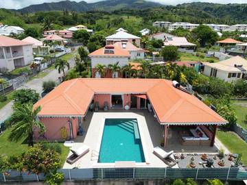 Cottage pour 2 personnes, avec terrasse et vue ainsi que piscine et jardin à Saint-Pierre (ville)