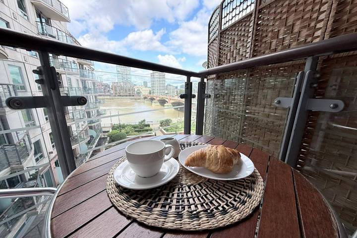 Vacation apartment for 5 people, with Balcony and Lake view in Covent Garden
