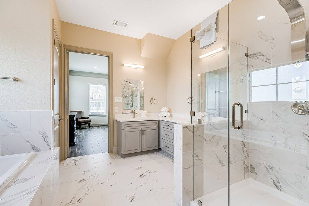 Beautiful bayfront home with pool, hot tub & central Ac in Galveston Island, Galveston