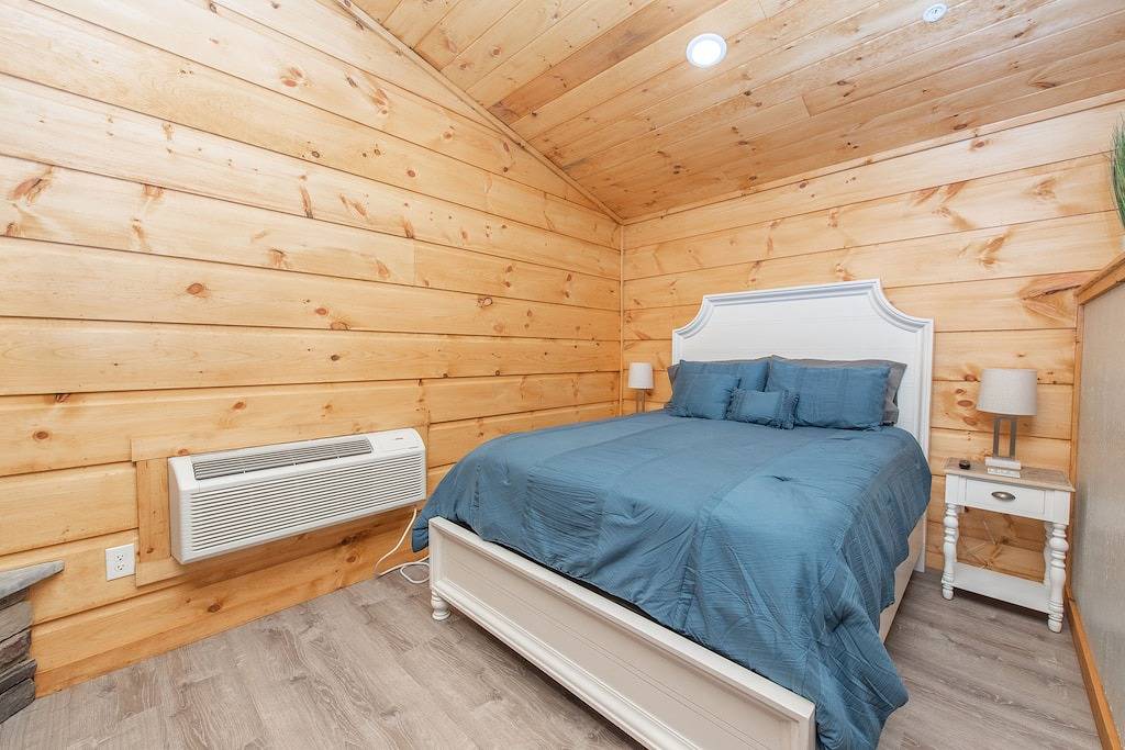 Cozy Cabin w/ Arcade, Deck & Fire Pit in McHenry, Deep Creek Lake