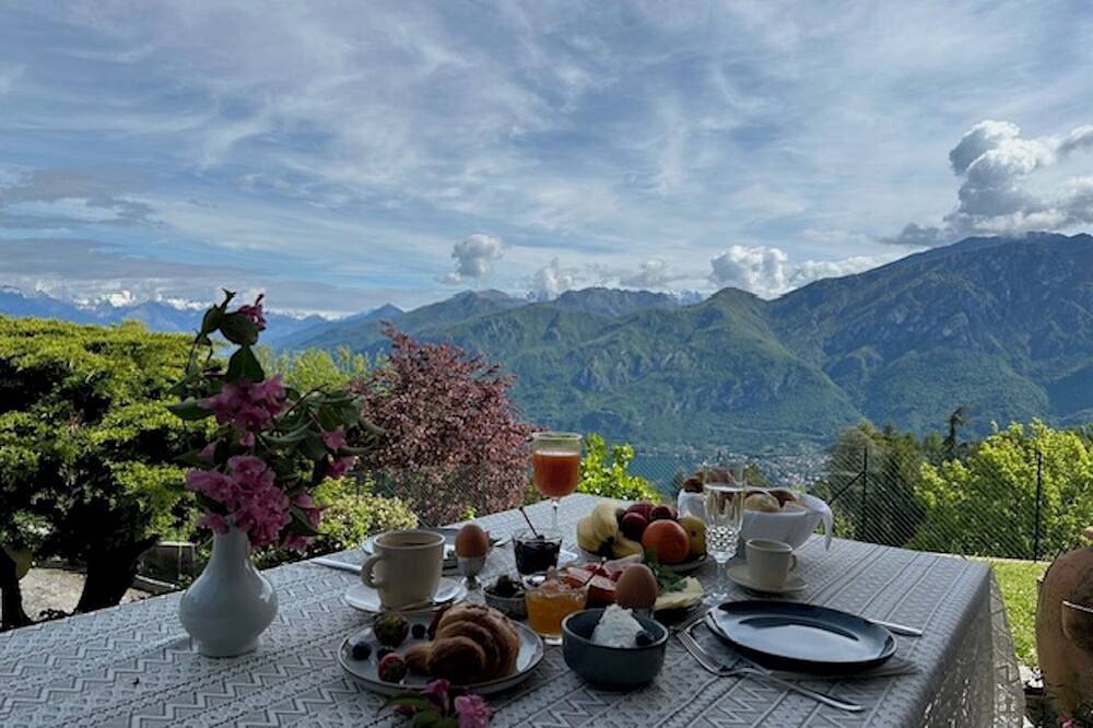 Villa D'Alba with spectacular views of the mountains and Lake Como Queen Suite in Civenna, Comune di Bellagio