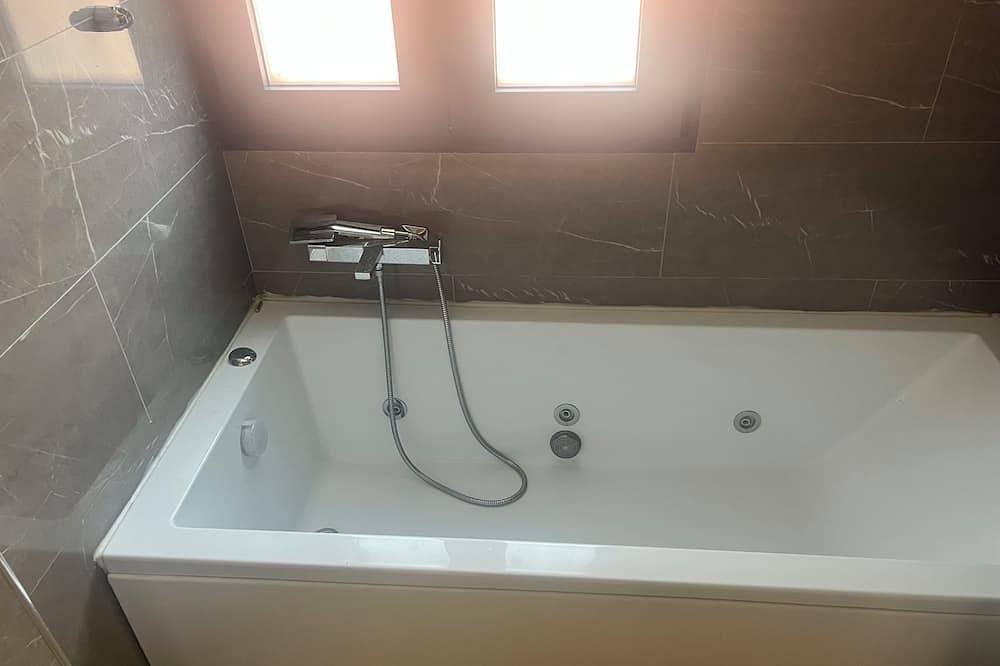 The entire house is at your complete disposal. 438 square meters in Turin, Turin Provinz