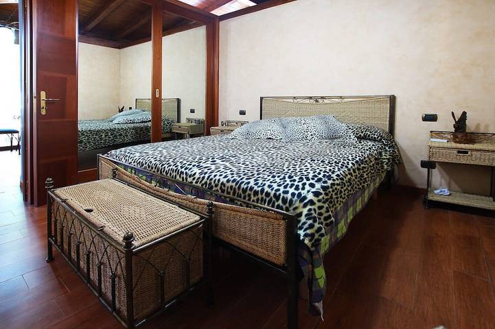 Location de vacances pour 9 personnes, avec piscine ainsi que jardin et terrasse, animaux acceptés à Campofelice di Roccella - 4