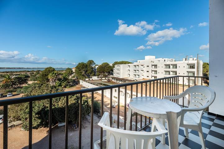 Apartamento entero, Apartamento 'Apartamento Bilo 303' con vistas al lago, Wi-Fi y aire acondicionado in Es Pujols, Formentera