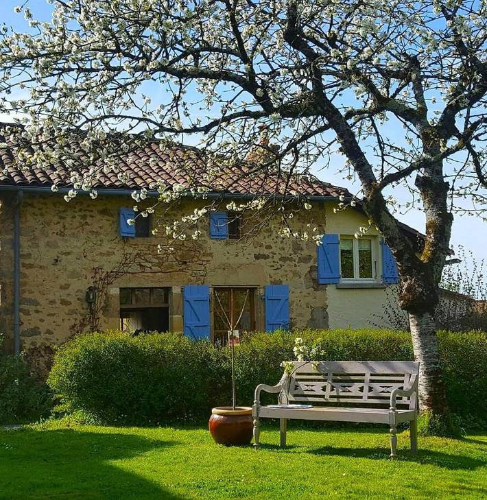 Location de vacances pour 4 personnes, avec vue ainsi que jardin et piscine à Mazières (homonymie)