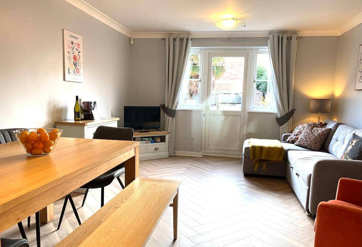 Two-Bedroom Villa in Newham, London