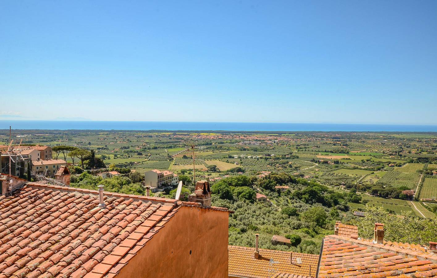 Apartamento vacacional entero, Encantador apartamento en la planta superior con vistas panorámicas en Castagneto Carducci in Castagneto Carducci, Costa Etrusca